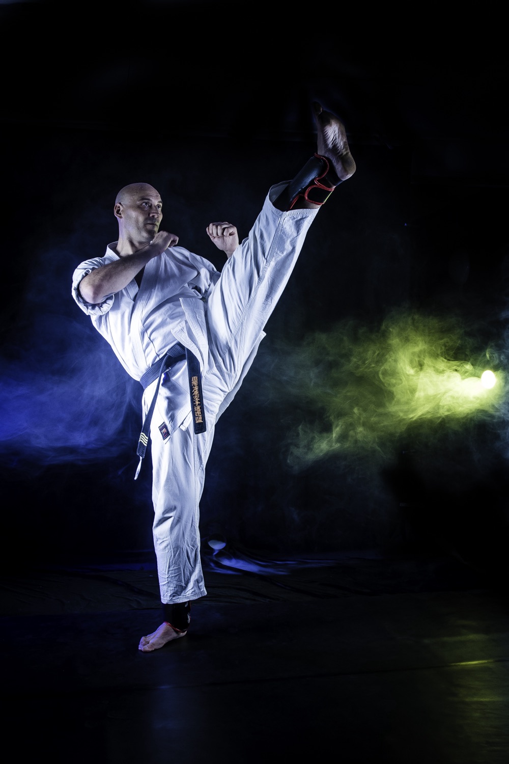 Karateka in hoge trap tijdens studiofotoshoot